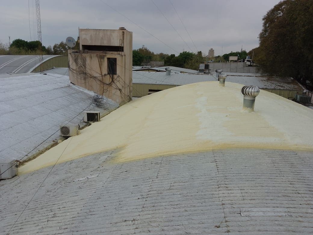 Proyección de poliuretano expandido en techo de bodega en Mendoza