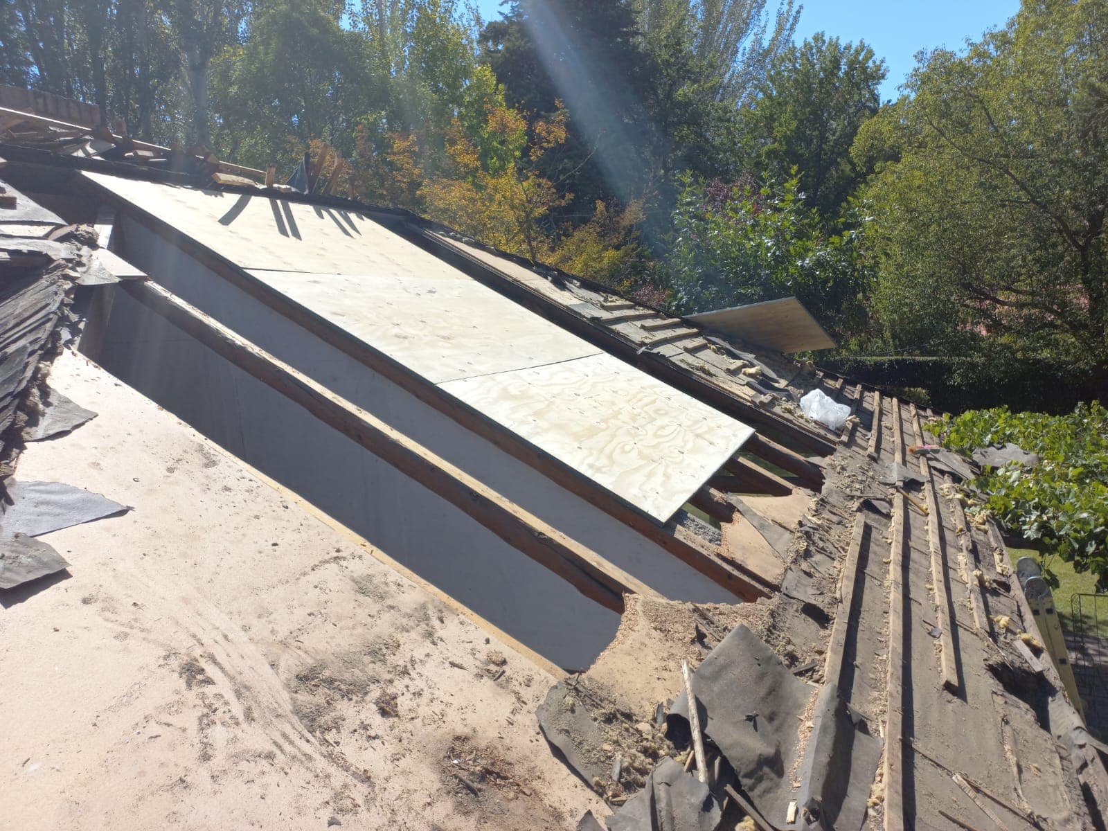 Equipo CuyoSmart reparando techo industrial en Mendoza
